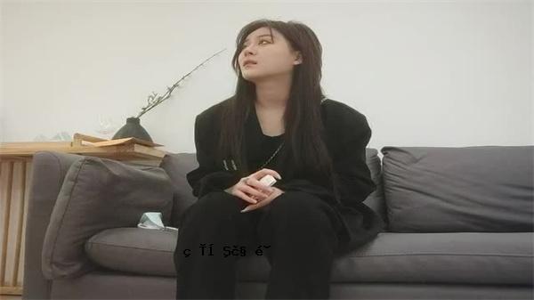 大约大姐姐的脸暴露在黑色的性感觉中。