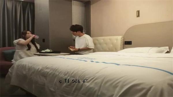 爱熟女-小爱抱肉感肥臀屁股女仆装热情膨胀