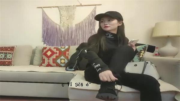 戴着黑帽子的女孩_