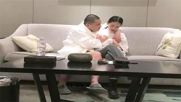 一个年轻的妹妹，有着美丽的脸庞