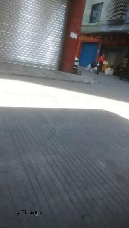 街上最显眼的站是女音乐，鲜花质量好，顾客质量好，价格150元。