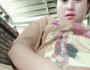 怀孕的已婚妇女穿着大白裙，要求孩子们去看望她。